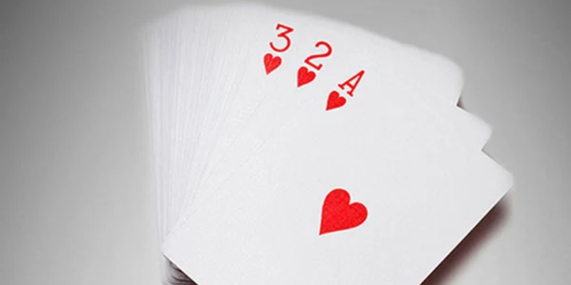 Trò chơi yêu cầu người chơi dự đoán kết quả của ba lá bài